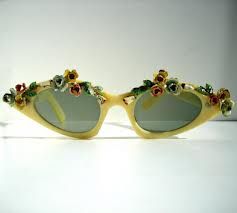 glasses 1950s style 1950s Glasses, Mario E Luigi, Flower Sunglasses, نظارات شمسية, 1950s Style, Trending Sunglasses, Vintage Eyewear, Vintage Life, Moda Vintage