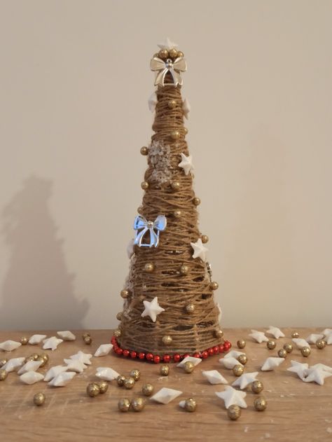 DİY Jute Christmas Tree Small Christmas Decorations, Paper Twine, Christmas Decorations Diy, Christmas Tree Diy, Diy Christmas Decorations, White Glue, Tree Diy, Jar Lids, Hot Glue