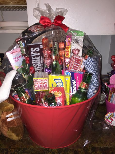 Men’s valentine basket. Candy, caps, shirts & dos x’s. ❤️❤️❤️ Easter Basket Ideas For Adults, Creative Easter Basket Ideas, Basket For Men, Valentine Basket, Creative Easter Baskets, Valentine Baskets, Easter Basket Ideas, Candy Basket, Basket Ideas