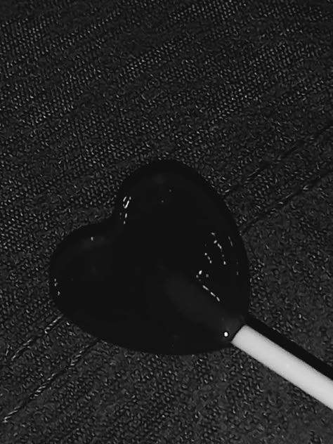 Black Lollipop Aesthetic, Dark Candy Aesthetic, Sirius Aesthetic, Black Lollipop, Gothic Birthday Party, Black And White Food, Halloween Autumn Aesthetic, Ig Grid, Gothic Birthday