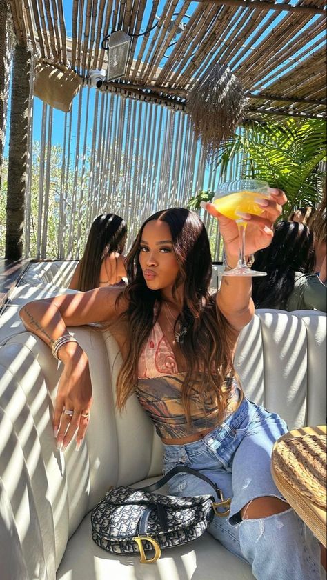 Samariah Leah, Samaria Leah, Black Woman Aesthetic, Insta Pic Ideas, Woman Aesthetic, Random Aesthetics, Luxurious Lifestyle, Creative Lifestyle, Sitting Pretty