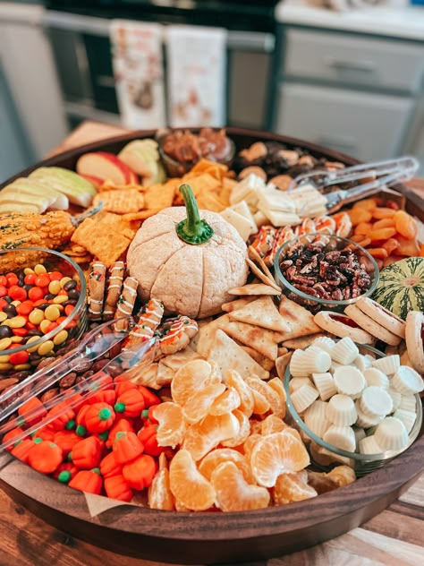 Fall Kids Charcuterie Board, Bonfire Charcuterie Board, Dessert Thanksgiving Charcuterie Board, Fall Snack Platter, Fall Charcuterie Board Kids, Charcutie Boards, Charcuterie Board Ideas Fall, Fall Party Snacks, Thanksgiving Food Crafts