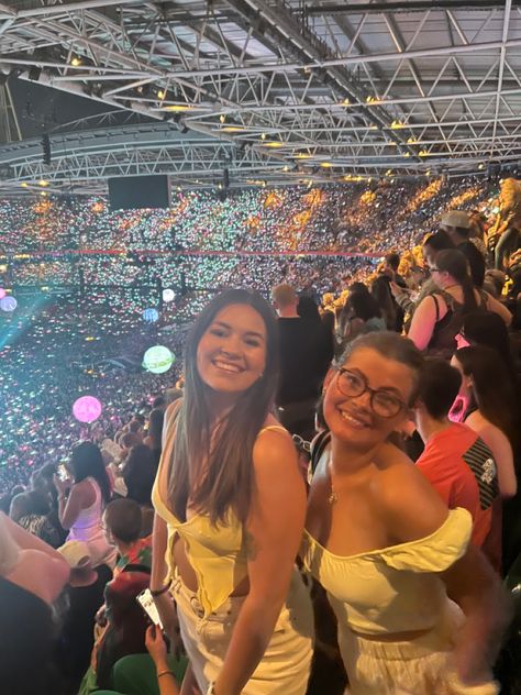 Coldplay concert, bestie, bestfriend, instagram photo, inspo Coldplay Outfit, Coldplay Concert Outfit, Coldplay Concert, Bestie Vibes, Coldplay, Long Live, Photo Inspo, Concert Outfit, Best Friends