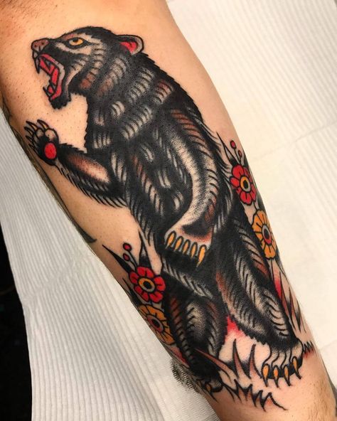 American Traditional Bear, Traditional Bear Tattoo, Bear Tattoo Ideas, Black Bear Tattoo, Polar Bear Tattoo, Traditional Tattoo Man, Brand New Tattoos, Ouroboros Tattoo, Bear Tattoo Designs