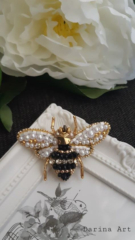 Handmade Brooches Ideas, Hand Beaded Embroidery, Bee Embroidery, Bead Embroidery Tutorial, Brooch Diy, Bead Embroidery Patterns, Bee Brooch, Beaded Jewelry Designs, Bead Embroidery Jewelry