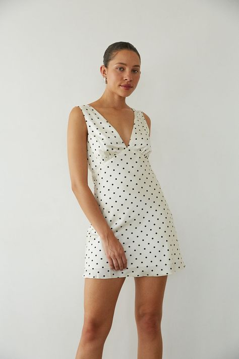 front view | v neck white and black polka dot mini dress White Black Polka Dot Dress, White Dress With Black Polka Dots, Black And White Polka Dot Dress, Uga Outfits, Short Black And White Dress, Homecoming Mini Dress, Classy Cocktail Dress, Sweater Dress Boots, Polka Dot Outfit