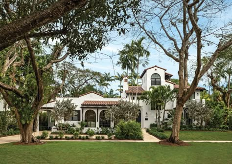 Coral Gables Homes, Coral Gables Florida Houses, Florida Homes Exterior, House With Land, Kitchen Cabinetry Design, Florida Mansion, Coral Gables Florida, Bahay Kubo, Luxury Landscaping