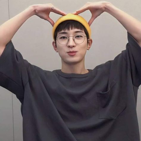 Wonwoo boyfriend pics #Jeonwonwoo #WONWOO #원우 #SEVENTEEN #세븐틴 Seventeen Cute Pictures, Wonwoo With Cat, Wonwoo Yellow, Wonwoo Icons Cute, Wonwoo Cute Icon, Wonwoo Cat, Wonwoo Birthday, Wonwoo Lq, Cat Game