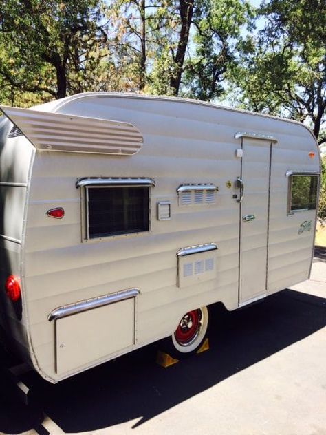 Vintage Campers For Sale, Shasta Trailer, Vintage Camper Interior, Shasta Camper, Vintage Camper Remodel, Old Campers, Vintage Rv, Vintage Campers Trailers, Vintage Caravans