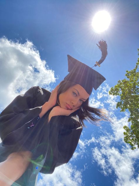 Cool Graduation Photoshoot, Diy Grad Photos, Art Teacher Graduation Pictures, Graduation Pictures 2023, Community College Graduation, Poses Graduation, Funny College Graduation Pictures, Funny Grad Pics, Graduation Photo Ideas High School