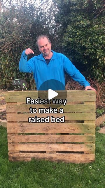 Simon Akeroyd on Instagram: "Simple and free way to create a raised bed. Couldn’t be easier. Pallets are easy to get hold of and are usually free. Use heat treated pallets (look for HT logos or similar on the pallet) as opposed to ones treated with wood preservative. They are ideal for planting strawberries or sowing types of salad leaves, mini beetroot leaves, rocket, radishes, herbs and so much more #nodiggardening #nodig #gardening #growyourown #vegetablegardeningforbeginners #vegetablegardening" Pallet Garden Box, Planting Strawberries, Easy Raised Garden Bed, Easy Garden Beds, Making Raised Garden Beds, Smart Gardening, Raised Herb Garden, Palette Garden, Herb Garden Pallet