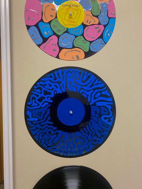 Vinyl Drawing, Record Painting Ideas, Painted Vinyl Record, Vinyl Record Art Ideas, Painted Records, Vinyl Paintings, Painted Vinyl Records, Record Ideas, Cd Wall Art