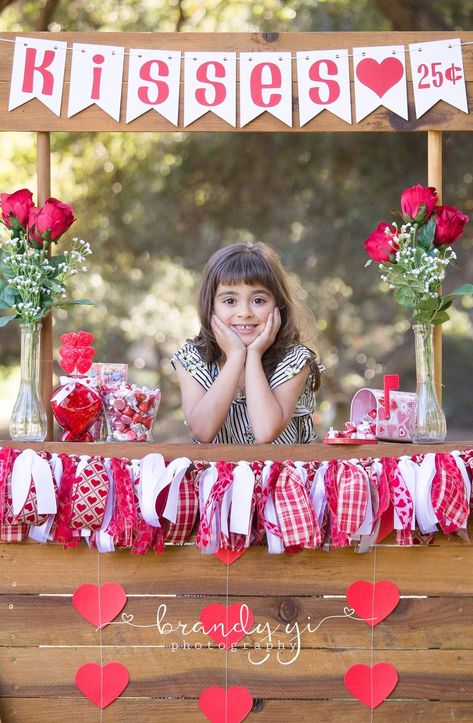 Kissing Booth Valentines Day Photo Ideas, Kissing Booth Mini Session, Valentines Day Mini Session Outdoors, Kissing Booth Photoshoot, Valentine’s Day Mini Session, Outdoor Valentines Day Photoshoot, Valentines Day Photobooth, Valentines Picture Ideas, Valentines Day Picnic