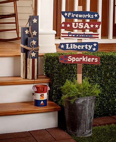 Accent your front porch in patriotic style with this farmhouse decor. The 3 items coordinate in look and color. Buy just one, or buy them all for your own home. Patriotic Porch Decor, Farmhouse 4th Of July, Patriotic Porch, 4th July Crafts, Fourth Of July Decor, Americana Decor, 4th Of July Decorations, Patriotic Holidays, Diy Holiday Decor