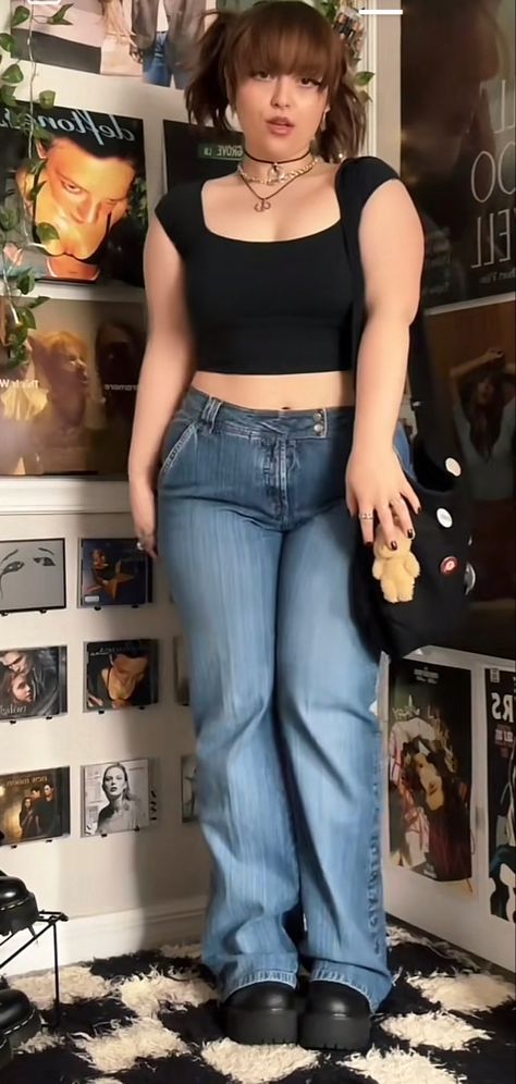 Xl Body Outfits, Curvy Grunge Outfits 90s, Cropped Cami Outfit, Y2k Grunge Outfits Midsize, Downtown Outfits Midsize, Mid Size Baggy Jeans Outfit, Y2k Midsize Outfits, Chubby 2000s Fashion, Mid Size Curvy Outfits