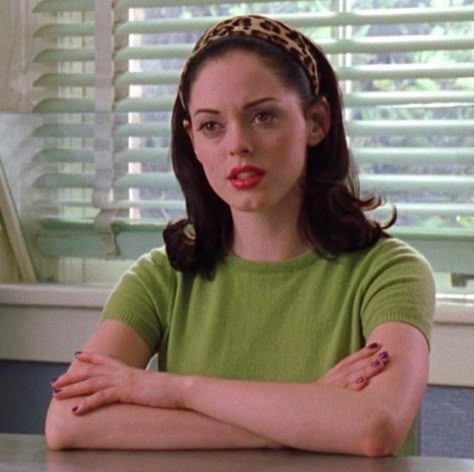 Courtney Shayne, 2000s Fashion Trends, Rose Mcgowan, Green T Shirt, Hair Reference, Beauty Icons, Perfect Woman, Feminine Energy, 2000s Fashion