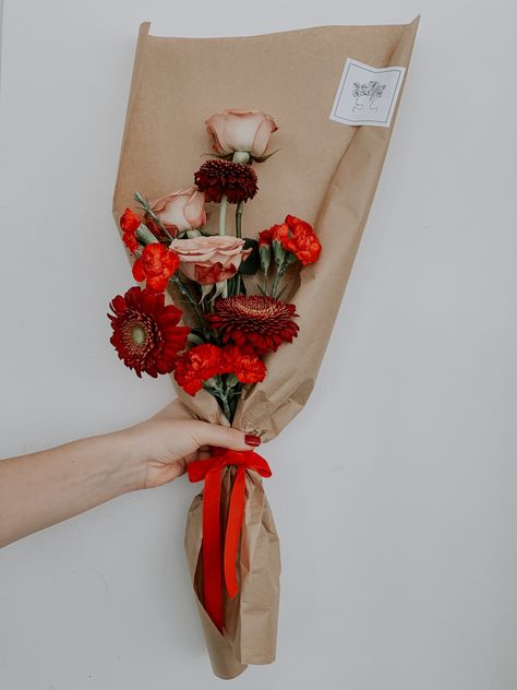 Flower boquet made with pastel roses, bordeaux chrysanthemums and red mini carnation. Wall Quotes Bedroom, Carnation Bouquet, Flower Boquet, Mini Carnations, Pastel Roses, Wall Quotes, Chrysanthemum, Ring Ring, Bouquets