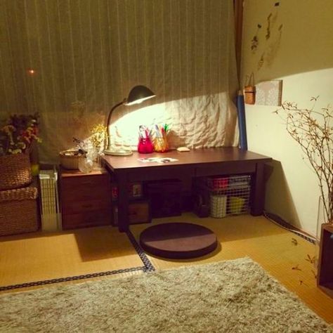 Floor Desk Ideas, Japanese Style Bedroom, Floor Desk, Japanese Apartment, Japanese Bedroom, Tatami Room, Japanese Room, Study Bedroom, Floor Table