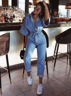 amazign outfit idea / bag white sneakers denim jumpsuit Jumpsuit Outfit With Sneakers, Outfit With Sneakers, Denim Jumpsuit Outfit, Outfit Minimalista, Jumpsuit Outfit Casual, Jean Jumpsuit, Outfits Dressy, Denim Outfits, Jumpsuit Outfit