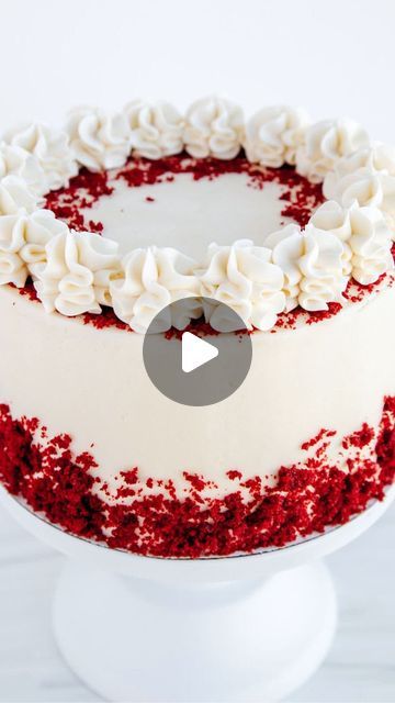 Red Velvet Celebration Cake, Decorating A Red Velvet Cake, Christmas Red Velvet Cake Decorations, Simple Red Velvet Cake Designs, Elegant Red Velvet Cake, Red Velvet Cake Design Ideas, Red Velvet Cake Decoration Ideas, Red Velvet Cake Christmas, Redvelvet Cake Recipe