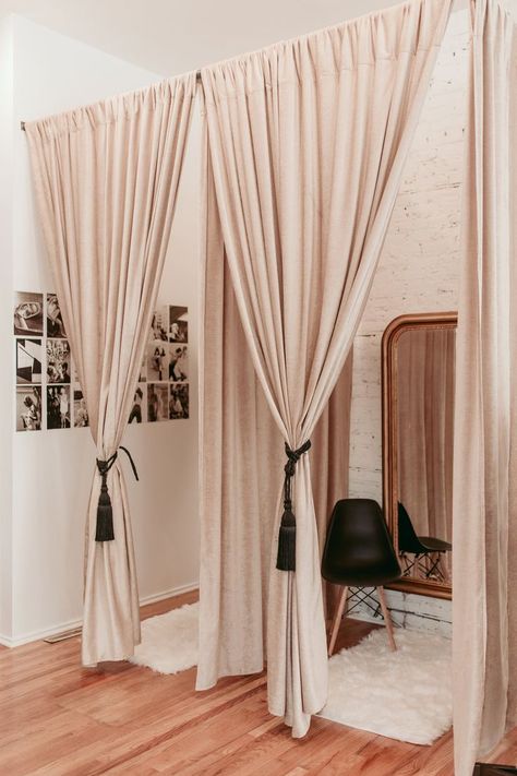 Store Dressing Room Ideas, Lash Room Curtains, Retail Fitting Room Ideas Boutiques, Boutique Fitting Room, Clothing Boutique Interior Store Layout, Ladies Boutique Interior Design, Fitting Room Ideas Boutique, Fitting Room Design, Boutique Dressing Room Ideas