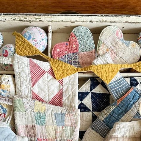 Old Quilts Repurposed Ideas, Quilted Toys, Quilt Scraps, Sewing Quilts, Fabric Ideas, Mini Dolls, Fall Craft, Quilt Projects, Old Quilts