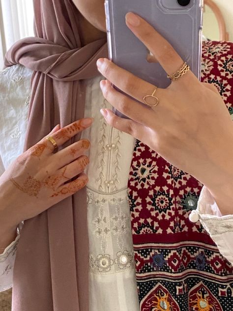 Pakistani desi hijabi Pakistani Dress Aesthetic, Pakistani Hijabi Girl, Hijabi Desi Outfit, Asian Hijabi, Desi Hijabi Outfits, Arab Character, Desi Hijabi, Girl Faceless, Eid Photoshoot Ideas