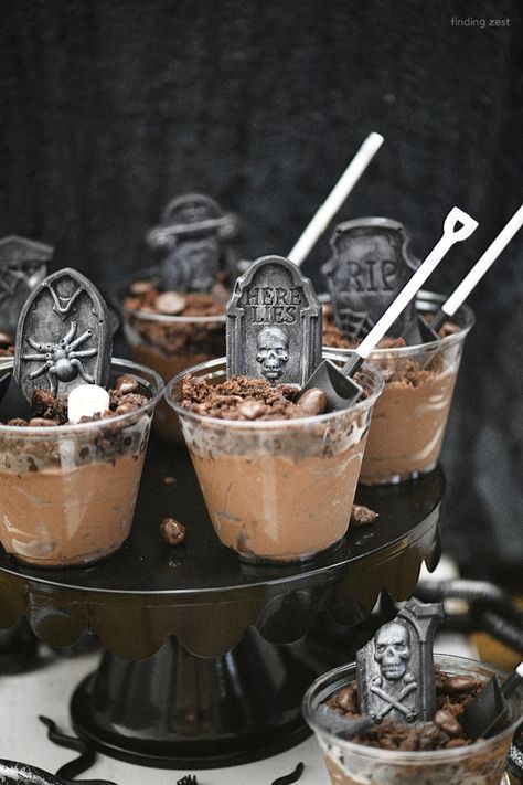 Graveyard Pudding, Festa Hotel Transylvania, Halloween Deserts, Dessert Halloween, Spooky Snacks, Spooky Food, Halloween Party Dinner, Halloween Food Treats, Pudding Cups