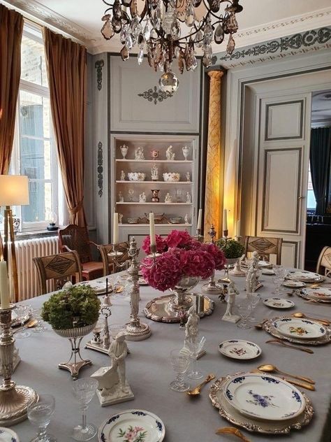 Antique Dinner Set, Luxury Table Settings, French Table Setting, Antique Table Setting, French Provincial Decor, Dining Room Design Luxury, Traditional Dining Rooms, Picnic Decorations, Boutique Decor