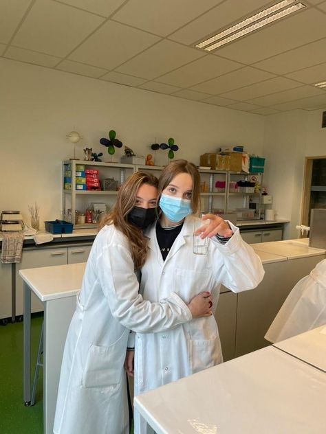 Pharmacy Student Outfit, Nurse Gloves, Dental Aesthetic, Photo With Friends, Student Outfit, I Need Motivation, Aesthetic Doctor, Medical School Life, Medical Student Motivation