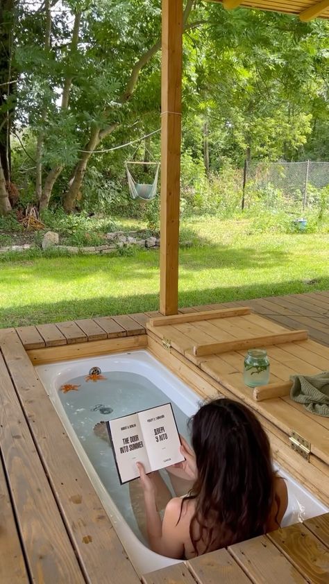 Instagram Outdoor Tub Ideas Backyard, Outdoor Bathroom Ideas Backyards, Bath House Outdoor, Bathhouse Ideas, Outdoor Hot Tub Ideas, Outdoor Bathtub Ideas, Outside Bathroom, Backyard Hot Tub, Garden Bathtub