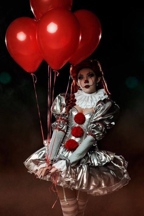 Halloween Costumes Pennywise, Pennywise Halloween Costume, It Cosplay, Clown Cosplay, Clown Balloons, Clown Halloween Costumes, Art The Clown, Goth Witch, Cheerleader Costume