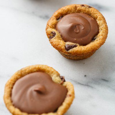 Chocolatey Chocolate Chip Cookie Cups are a fun treat for any occasion. Caramel Cookie Cups, Cookie Dough Cups, Chocolate Chip Cookie Cups, Cookie Shots, Refrigerated Cookie Dough, Dark Chocolate Chip Cookies, Cookie Cups Recipe, Frozen Cookie Dough, Chocolate Chip Cookie Bars