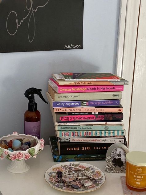 Aesthetic Shelf, Bookstagram Aesthetic, Love Radio, Room Of One's Own, Little Library, Home Inspo, World Of Books, Girl Reading, Stack Of Books