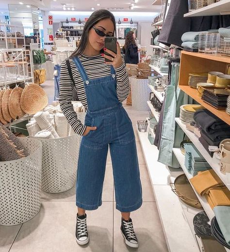 30 Looks para quem ama jardineira jeans - Guita Moda. Blusa listrada de manga, macacão jeans pantacourt, tênis preto all star Levis Style, Look Retro, Jeans Outfit Casual, Elegante Casual, Trik Fotografi, Mode Vintage, Mode Inspiration, Looks Vintage, Retro Outfits