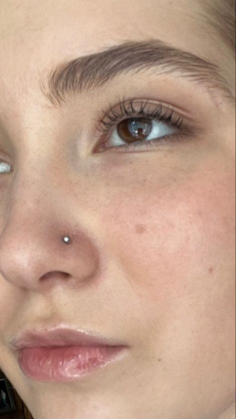 Silver Stud Nose Piercing, Left Nostril Piercing, Piercing Nose Ideas, Little Nose Piercing, Nose Piercing Ideas, Makeup Brown Eyes, Nose Peircing, Nostril Stud, Nose Stud Piercing