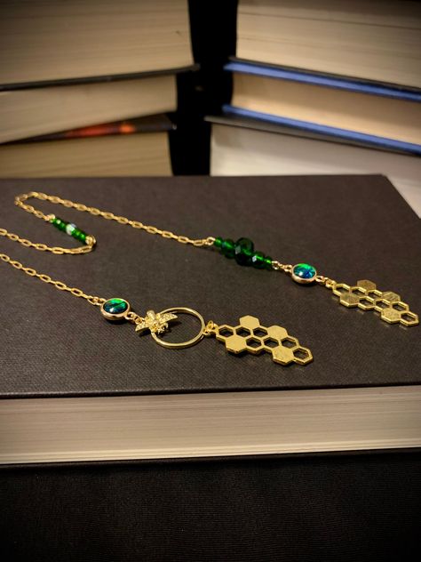 Chain Bookmark, Beading Designs, Diy Bookmark, How To Make Bookmarks, Resin Charms, Resin Beads, Book Making, Book Accessories, Beautiful Lights