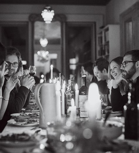 3 Pieces of Solid Dinner Party Advice from People Who Throw a Lot of Them photo Pizza Dinner Party, Dinner Party Style, Engagement Dinner, Family Style Dinner, Dinner Club, Party Photoshoot, Dinner Event, Cocktail Dinner, Dinner Party Recipes