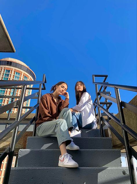 Best Friends Photography Poses, Photoshoot Idea With Friends, Poses For Stairs Photoshoot, 1 Person Photoshoot Poses, Two Person Poses Instagram, Instagram Poses For Best Friends, Group Stairs Photoshoot, Duo Poses Photography, Two Friend Photoshoot