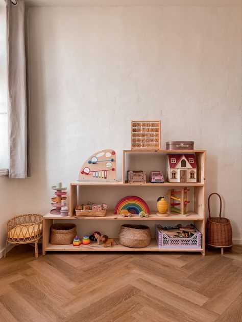 Montessori Play Shelf, Montessori Toy Organization, Diy Toy Shelf, Montessori Furniture Diy, Play Corner In Living Room Small Spaces, Baby Room Montessori, Play Corner In Living Room, Montessori Nursery Ideas, Montessori Shelf Ideas