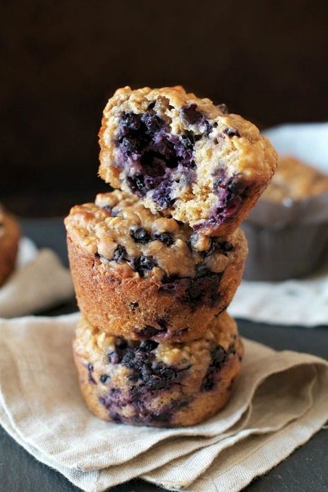 The Ultimate Healthy Lunch Box Snacks - The Big Man's World ® Muffins Greek Yogurt, Oat Greek Yogurt Muffins, Blueberry Oat Muffins, Greek Yogurt Muffins, Muffins Breakfast, Biscuits Diététiques, Yogurt Muffins, Blueberry Oat, Oat Muffins