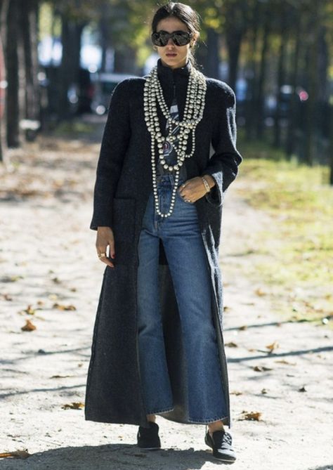 Long Pearl Necklace Outfit, Winter Street Style Outfits, Pearl Necklace Outfit, Winter Street Style, Gilda Ambrosio, Long Pearl Necklace, Necklace Outfit, New Street Style, Street Style 2017