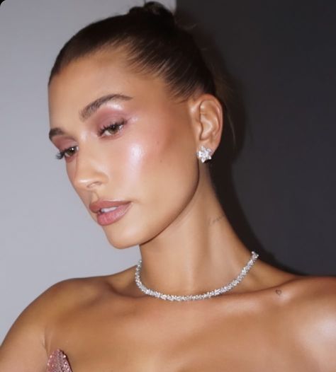 Hailey Bieber Pink Makeup, Brunette Pink Makeup, Glowy Pink Makeup, Hailey Aesthetic, Rosy Makeup, Ballerina Makeup, Pale Skin Makeup, Pale Makeup, Festival Scarves