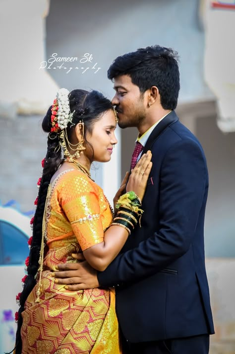 Reception Stills Couples, Marriage Stills Photos, Couple Stills For Photo Shoot, Engagement Poses Indian, Engement Photos, Reception Stills, Couple Stills, Engagement Portraits Poses, Reception Couple