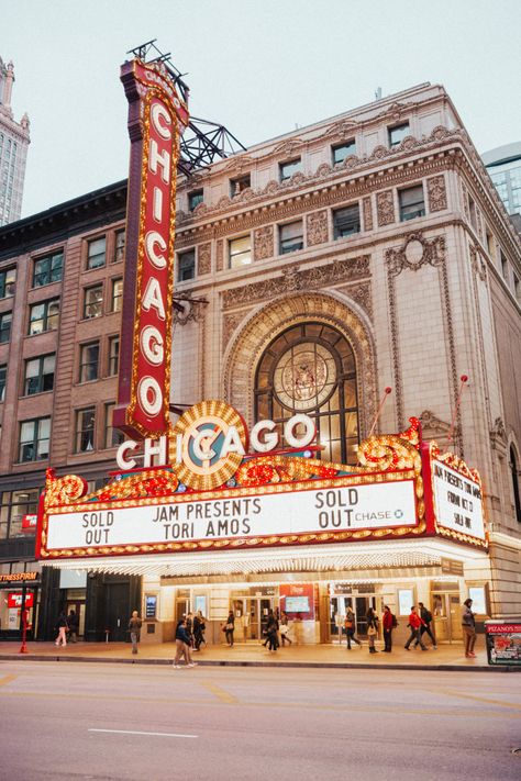 Cinema Interior, Chicago Theatre, Chicago Travel Guide, Conrad Hotel, Chicago Theater, Chicago Aesthetic, Sears Tower, Sparkle Outfit, Visit Chicago