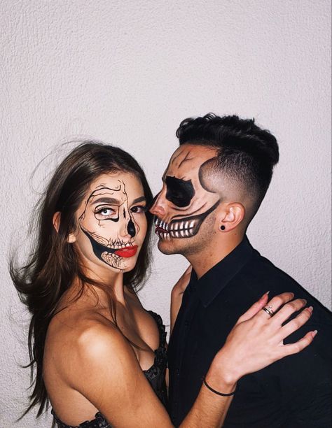 #halloween #make #makecasal #caveira #ideias Casal Halloween, Halloween Casal, Halloween Make, Halloween Makeup, Halloween Face, Face Makeup, Halloween Face Makeup, Halloween, Makeup