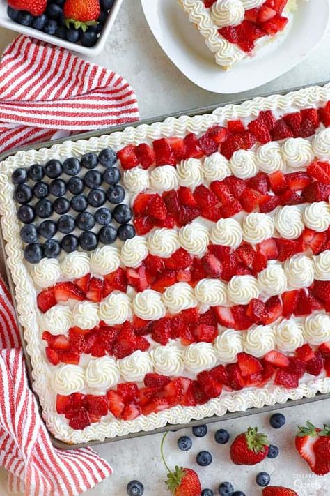 Fourth Of July Flag Cake, American Flag Sheet Cake, 4th Of July Sheet Cake Ideas, American Flag Cake Fruit, Flag Cakes American, Strawberry Flag Cake, Cake With Strawberries And Blueberries, 4th Of July Flag Cake, American Flag Dessert