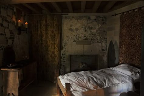 Medieval Inspired Bedroom, Medieval Bedroom Aesthetic, Tavern Bedroom, Medieval Bedroom, Medieval Things, Jamaica Inn, Arundel Castle, Fairytale House, Small Castles