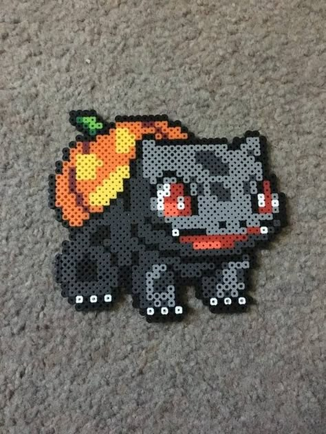 Halloween Bulbasaur, Halloween Perler, Hama Beads Pokemon, Perler Bead Designs, Pokemon Perler, Pokemon Bead, Pokemon Halloween, Easy Perler Bead Patterns, Perler Creations