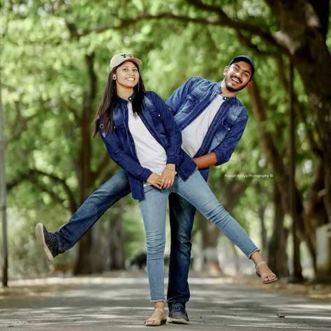 Photoshoot Idea For Couples, Couple Cool Photo Ideas, Pre Shoot Poses, Photoshoot Outside Poses, Couple Poses Ideas Photoshoot, Photo Pose For Couples, Couple Pose Outdoor, Pre Wedding Couple Poses Photography, Couple Pic Ideas Photo Poses